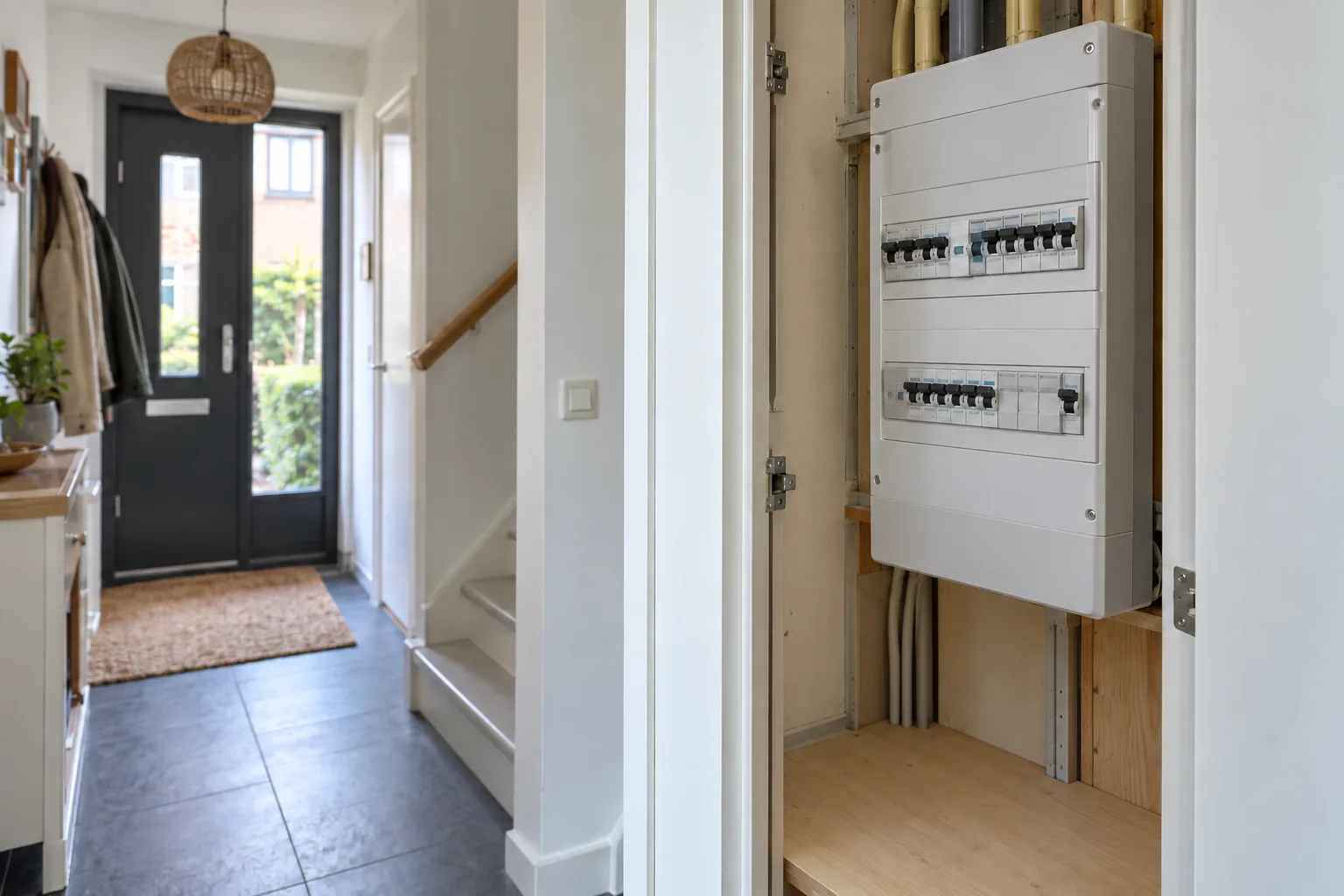 Gesloten elektrische groepenkast in de hal van een Nederlandse woning